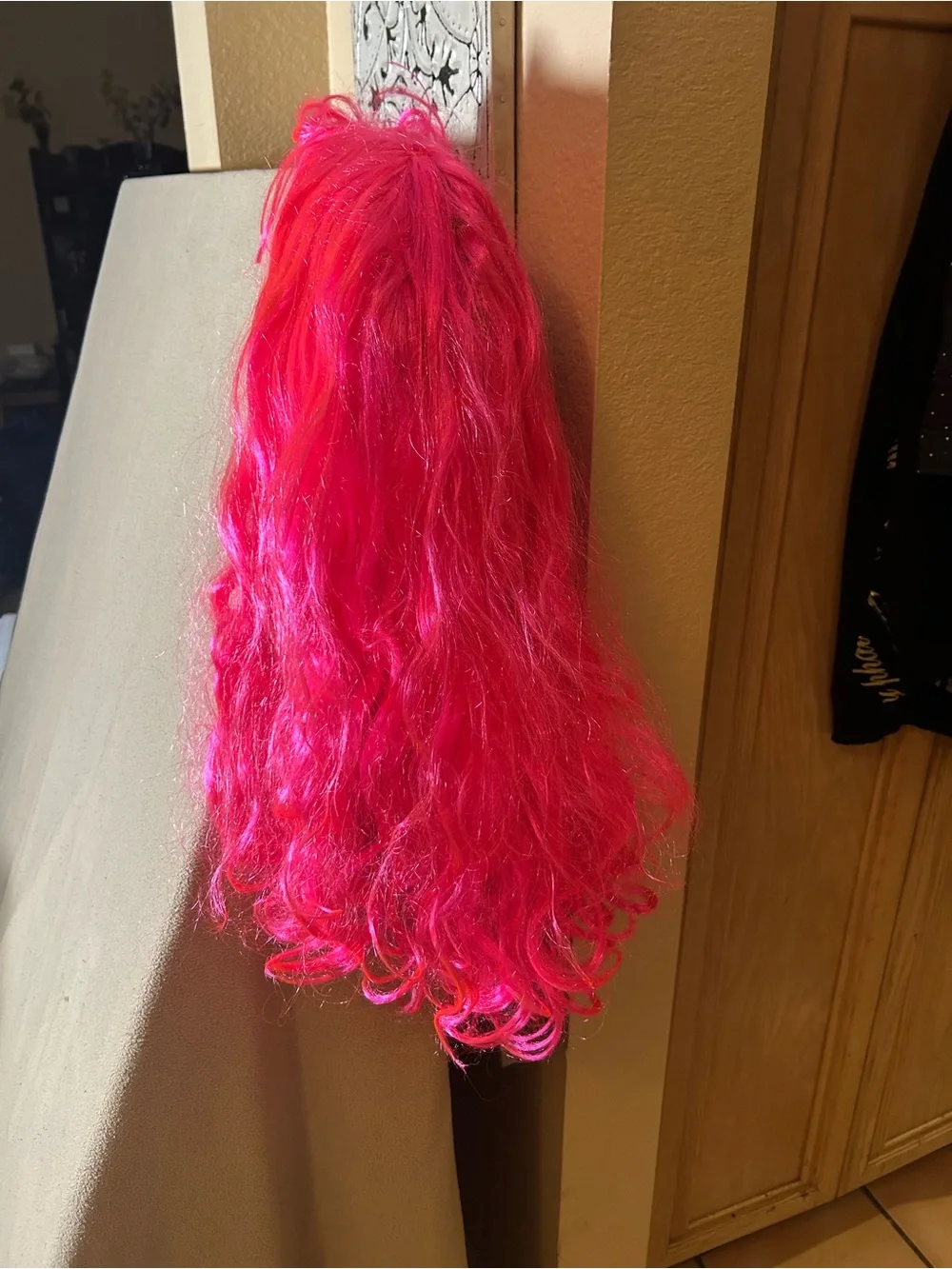 Halloween costume wig Leg Avenue Vibrant Pink Long Wavy Wig bangs